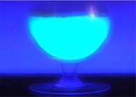 Poudre phosphorescente du colorant PHP5127-63, lueur bleue dans la poudre foncée de colorant
